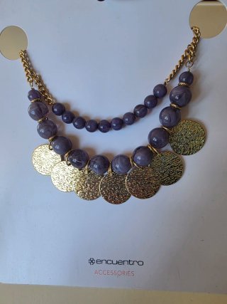 Collar cuentas azules y medallitas doradas