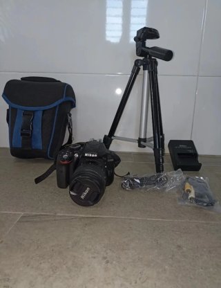 Nikon D3300 + Objetivo 18-55 VR II + Accesorios