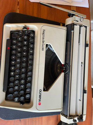 Máquina de escribir Olympia Regina Deluxe