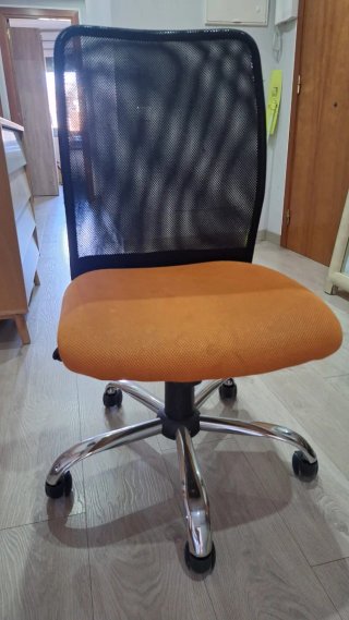 Silla de escritorio naranja y negra