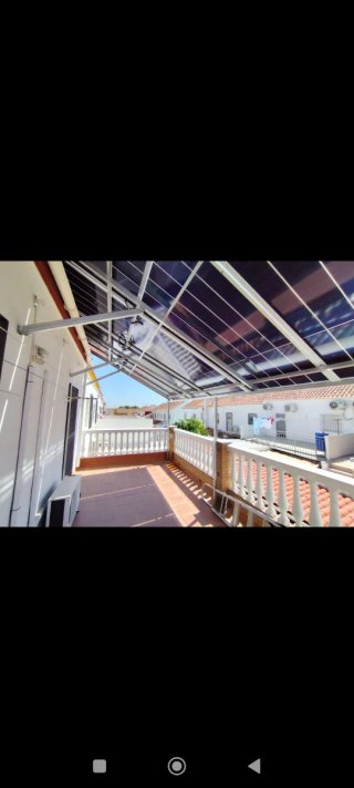Pérgola con placas solares