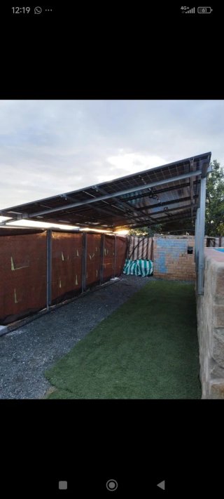Pérgola con placas solares