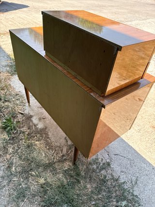 Cómoda pequeña de madera con cajones