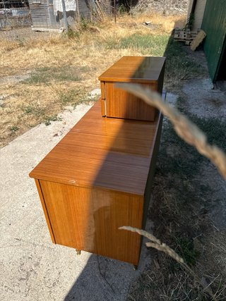 Cómoda pequeña de madera con cajones