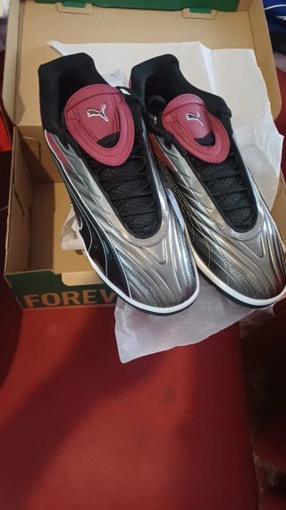 Zapatillas Puma Negras y Rojas