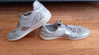 Zapatos Geox grises y plateados