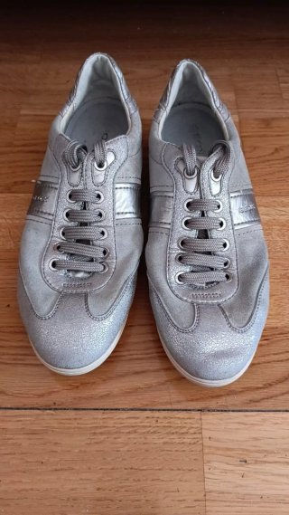 Zapatos Geox grises y plateados
