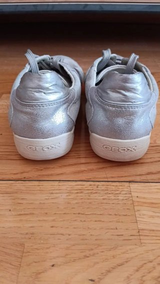 Zapatos Geox grises y plateados