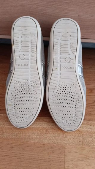 Zapatos Geox grises y plateados