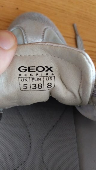 Zapatos Geox grises y plateados