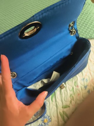 Bolso azul Stradivarius con charms