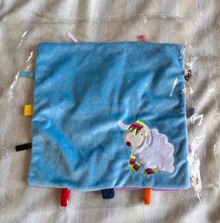 Manta sensorial para bebés con oveja