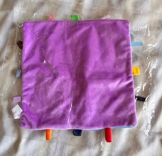 Manta sensorial para bebés con oveja