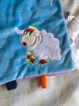 Manta sensorial para bebés con oveja