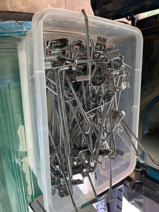 Estantes en cristal y ganchos de sujeción