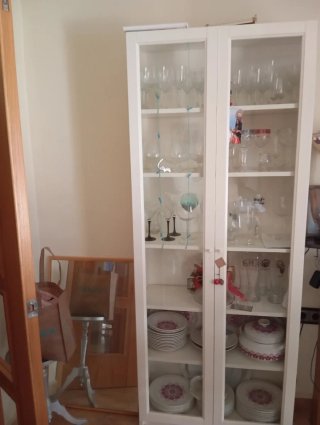 Vitrina alta blanca con puertas de cristal