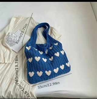Bolso de crochet azul con corazones blancos
