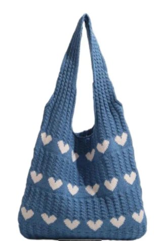Bolso de crochet azul con corazones blancos
