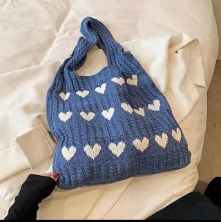 Bolso de crochet azul con corazones blancos