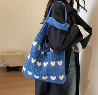 Bolso de crochet azul con corazones blancos
