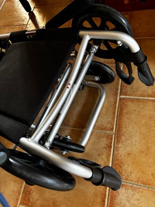 Silla de ruedas estrecha plegable