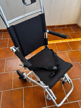 Silla de ruedas estrecha plegable