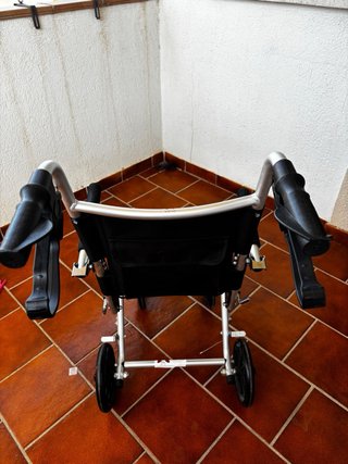 Silla de ruedas estrecha plegable