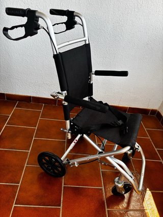 Silla de ruedas estrecha plegable