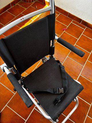 Silla de ruedas estrecha plegable
