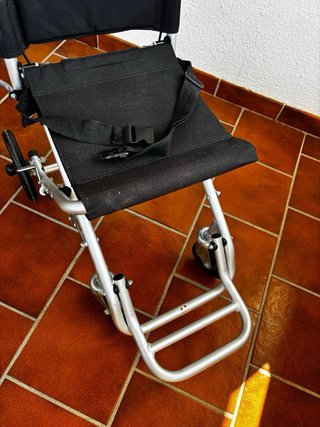 Silla de ruedas estrecha plegable