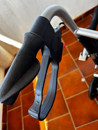 Silla de ruedas estrecha plegable
