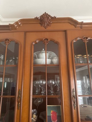 Vitrina clásica de madera y cristal