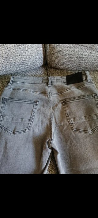 Pantalónes vaqueros gris y azul