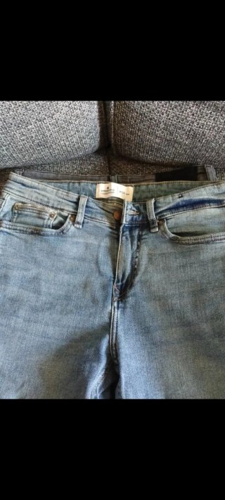 Pantalónes vaqueros gris y azul