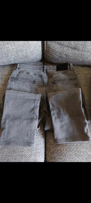 Pantalónes vaqueros gris y azul