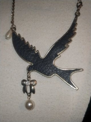 Collar pájaro Bershka 2010