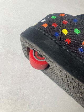 Zapatillas Negras con Diseño Pixelado