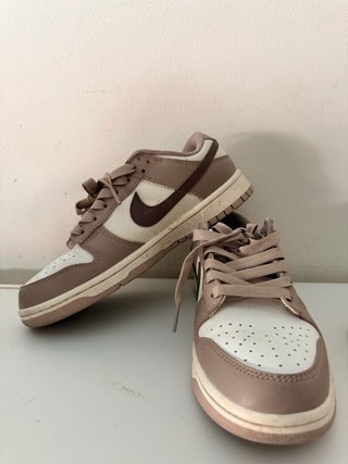 Zapatillas Nike color crema y vino