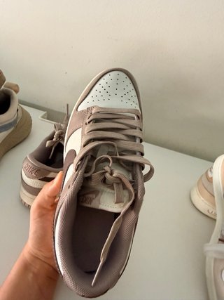 Zapatillas Nike color crema y vino