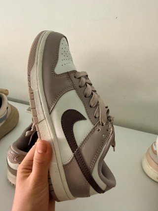 Zapatillas Nike color crema y vino