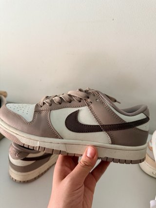 Zapatillas Nike color crema y vino