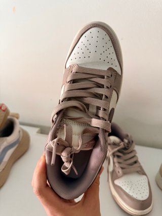 Zapatillas Nike color crema y vino