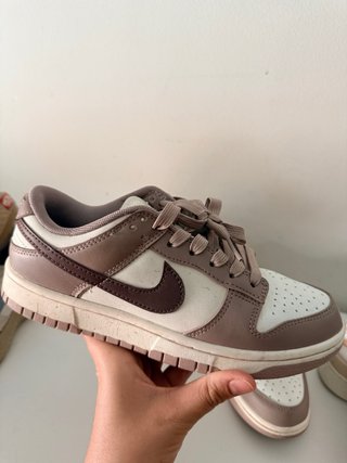 Zapatillas Nike color crema y vino