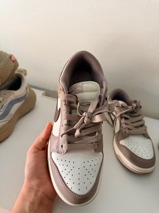 Zapatillas Nike color crema y vino