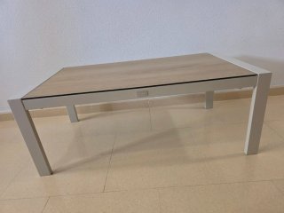 Mesa de terraza de vidrio y estructura de metal