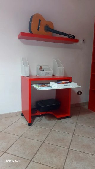Muebles de habitación juvenil rojos y blancos