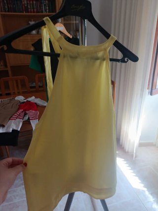 Top NAF NAF amarillo sin mangas lazo cuello