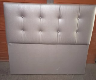 Cabecero 135 cm polipiel plateado