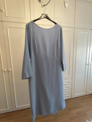 Vestido fiesta azul con lazo rosa