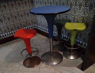 Mesa alta y 3 taburetes giratorios de colores